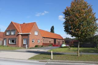 De hoeve situeert zich in de rand van Brugge in de mooie omgeving van Kasteeldomein Rijkevelde te Assebroek.<br />Het authentieke gedeelte van de hoeve bestaat uit L-vorm met vooraan de woning en haaks de schuur en stallingen.<br />Achter het baksteen gedeelte nog later gebouwde stallen, voormalige landbouwactiviteit (rundvee en varkens).<br />Gunstig gelegen voor functiewijziging naar zonevreemd wonen rechtover woongebied op een perceel van 9.825 m² omgeven door groen en bossen van het kasteeldomein.<br />