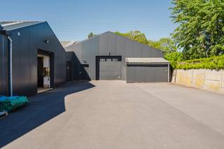 Strategisch gelegen bedrijfsgebouw te koop in Wevelgem langs de Menenstraat, bestaande uit magazijnen met kantoor/showroom én een verhuurd duplex appartement. Dankzij de combinatie van opslag, werkruimte en commerciële mogelijkheden is dit pand ideaal voor diverse professionele activiteiten.Indeling:- 2 magazijnen (ca. 540 m²)- Extra werkplaats (ca. 100 m²)- Showroom/kantoorruimte (ca. 150 m²)- Verhuurd duplex appartement (ca. 136 m²)Troeven:- Achterliggende ingang voor vrachtwagens (Henri Debrabanderestraat) - Ruime buitenopslag van ca. 1.000 m²- 4 privatieve parkeerplaatsen vooraan- Goede bereikbaarheid langs een belangrijke invalswegBestemming: zone voor milieubelastende industrie.Dit pand kan onderhevig zijn aan de renovatieverplichting die door de Vlaamse overheid wordt opgelegd voor niet-residentiële gebouwen. Consulteer voor meer informatie de website van het Vlaams Energie- en Klimaatagentschap via https://www.energiesparen.be/nr/renovatieverplichting.Bent u op zoek naar bedrijfsvastgoed bestaande in Wevelgem? Aarzel dan niet om ons te contacteren op het nummer 056 21 11 11.Bestuursmaatregelen in het maatregelenregister: in aanvraag