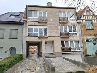 Deze garage is gelegen in een garagecomplex achteraan van een residentie en is geschikt voor uw wagen en/of fietsen. Ruime inrijruimte voor de garage.<br /><br />www.desmetpoupeyebrugge.be<br /><br />Voor meer info of een bezoek, contacteer ons 050 47 00 00 of kom langs op ons kantoor te Hoefijzerlaan 1 ('t Zand) Brugge.<br /><br />Box nr. 22<br /><br />- breedte: 2m65<br />- diepte :5m60<br />- inrijhoogte : ong. 1m90<br /><br />* afgesloten met PVC rolluik