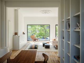 <strong>Klassevolle herenwoning met interieur van Peter Ivens & Bea Mombaers, volwassen stadstuin, inpandige garage en uitzonderlijk zicht op de Visserij.</strong><br /><br /><em>Voor meer informatie: info@carloeggermont.be</em><br /><br />Wonen op een absolute toplocatie aan het water, langs de gegeerde <strong>Ferdinand Lousbergskaai</strong>.<br /><br />Achter de elegante gevel van deze 19de-eeuwse herenwoning schuilt een uitzonderlijk stijlvolle stadswoning, afgewerkt met een ongeëvenaarde aandacht voor detail. Het interieur, vormgegeven door <strong>interieurarchitect Peter Ivens</strong> en <strong>Bea Mombaers</strong>, creëert een perfecte balans tussen ruimtelijkheid, intimiteit, licht en zichtlijnen.<br /><br />De woning beschikt over vier kamers, waarvan momenteel één ingericht is als bureau en één als dressing, 2 slaapkamers en aangevuld met twee volwaardige badkamers.<br /><br />Naast de gegeerde ligging onderscheidt deze eigendom zich door haar prachtig aangelegde stadstuin, ruime inpandige garage, mogelijkheden voor een combinatie van wonen en werken én de fenomenale zichten over het water van de Visserij.<br /><br /><u>Gelijkvloers</u><br />Een indrukwekkende, extra hoge glazen inkomdeur verwelkomt u in een karaktervolle inkom- en traphal die alle grandeur van een klassieke herenwoning uitstraalt.<br />Vooraan bevindt zich een eerste salon, momenteel ingericht als eetkamer, met aansluitend een gezellige leefruimte die dankzij de originele deuren afzonderlijk kan worden afgesloten.<br />Een halve verdieping lager (gelijkvloers) bevindt zich een polyvalente ruimte die vandaag dienstdoet als dagelijkse eetplaats. Deze staat in directe verbinding met de bijzonder stijlvolle en tijdloze keuken en biedt toegang tot de prachtig aangelegde stadstuin — een groene en rustgevende oase midden in de stad.<br />Verder vinden we op dit niveau een gastentoilet, toegang tot de kelder met wasruimte en de inpandige garage.<br /><br /><u>Eerste verdieping</u><br />Via de authentieke trap bereiken we eerst het bordes waar zich een eerste kamer bevindt, momenteel ingericht als bureau, evenals een tweede apart toilet.<br />Een half niveau hoger opent zich een indrukwekkende leefruimte met doorzonkarakter, hoge plafonds, authentieke schouw, plankenvloeren en een adembenemend uitzicht over het water. Deze verdieping herbergt een tweede salon en eetruimte, afgewerkt met hoogwaardig maatwerk waarin onder meer de televisie discreet werd geïntegreerd. Als extra hebben we nog toegang tot een dakterras met zicht op de tuin.<br /><br /><u>Tweede verdieping</u><br />Vandaag is deze verdieping volledig ingericht als ‘masterverdieping’. Hier bevinden zich een ruime slaapkamer, een tweede kamer die momenteel dienstdoet als dressing (kan ook een slaapkamer worden) en een eerste badkamer uitgerust met een inloopdouche, wastafel en toilet.<br /><br /><u>Bovenste verdieping</u><br />Ook hier wordt de uitzonderlijke ruimtelijkheid van de woning verdergezet. De slaapkamer geniet van een indrukwekkende plafondhoogte dankzij de open nokconstructie.<br />Aansluitend bevindt zich de tweede badkamer, voorzien van ligbad, inloopdouche, dubbele wastafel en toilet. Boven de badkamer werd bovendien een praktische mezzanine ingericht.<br /><br /><strong>Een unieke kans.</strong><br /><br />Deze uitzonderlijke herenwoning combineert historische charme, architecturale verfijning en hedendaags wooncomfort op een van de meest gegeerde locaties van Gent.<br /><br /><strong>Een zeldzame opportuniteit voor wie op zoek is naar een unieke woonbeleving aan het water.</strong>