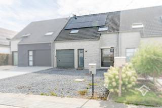 Deze recente en instapklare woning (bouwjaar 2022) is gelegen in een rustige straat op De Mokker in Koekelare. Dankzij de nabijheid van scholen, bakker, slagerij, apotheek, supermarkten en andere voorzieningen geniet u hier van een aangename combinatie van rust en bereikbaarheid. Een ideale woning voor starters, gezinnen of investeerders.<br /><br />Via de inkomhal met gastentoilet komt u in de lichtrijke leefruimte met open, volledig geïnstalleerde keuken, voorzien van de nodige toestellen. Aansluitend bevindt zich de inpandige garage met extra bergruimte en wasplaats.<br /><br />Op de eerste verdieping bevinden zich de nachthal, drie slaapkamers, een afzonderlijk toilet en een ingerichte badkamer met ligbad én inloopdouche. Daarnaast beschikt de woning over een praktische zolderverdieping.<br /><br />Buiten geniet u van een aangelegde en zonnige tuin. Voor de woning zijn bovendien twee private parkeerplaatsen voorzien.<br /><br />Troeven<br />- 25 zonnepanelen<br />- Verwarming via warmtepomp en airconditioning (volledige woning, alsook de slaapkamers)<br />- Twee parkeerplaatsen voor de woning<br />- Aanwezige laadpaal<br />- Rolluiken<br />- Recente woning – bouwjaar 2022. Verkoop onder registratierechten, nu nog mogelijk aan 2% indien voldaan aan de voorwaarden.<br />- Aangelegde, zonnige tuin<br />- Instapklaar<br />- Vernieuwde, recente (2025) keuken (Dovy)<br /><br />Op zoek naar een recente, energiezuinige woning op een rustige locatie in Koekelare?<br />Contacteer ons en plan uw bezoek in!