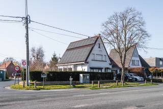 Alleenstaande en bijhuis op ongeveer 809 m² te Torhout.<br /><br />Deze stevig gebouwde woning langs de Roeselaarseweg staat te koop. Het betreft een hoekperceel met achteraan een ruime loods, centraal bijhuis en langs de voorzijde een stevige woonst.<br /><br />De woning:<br /><br />Bevat een oprit, inkom en ruimte leefruimte. Deze living heeft een speksteenkachel, grote raampartijen en is voldoende groot voor bureau en TV hoek. Achteraan de woning is er een open keuken met ontbijthoek. Ook hier staat hun grote tafel en kunnen vele mensen plaats nemen.<br />Verder is er op het gelijkvloers nog een kamer, momenteel naaikamer. En toegang tot de kelder. Het verdiep bevat 3 echt ruime slaapkamers en een bureaukamer. Ook is er een vernieuwde badkamer.<br /><br />Bijhuis:<br /><br />Deze is recentelijk gerenoveerd en up to date! Van deze is er een video terug te vinden op onze site. Ingerichte keuken, grote kelder, badkamer, toilet, eigen aparte inkom, verdiep met grote slaapkamer (heel wat inmaakkasten) en dressing/kinderkamer. Ideaal voor de bijberoeper, kangoeroewoning, praktijk, tijdelijke verhuur,..<br /><br />Deze woning staat ook te koop met aanpalende loods. Al is het geen vereiste om deze samen aan te kopen. Zie hier de link met loods:<br />https://www.vastgoednorman.be/detail/te-koop-woning-torhout/7491732?cities=Torhout&dosearch=True&pageindex=1&pagesize=12&searchpage=ForSale&soldperiod=180&sortdirection=DESC&sortfield=pub_flowstatus&transactiontype=Sale<br /><br />PLUSPUNTEN:<br />+ commerciële ligging<br />+ Vele zonnepanelen<br />+ instap klaar bijhuis