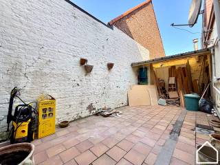 Ruime stadswoning met 3 tot 5 slaapkamers en koer<br />Bekijk zeker ook eens de vastgoedvideo via https://bit.ly/459aQfh<br />Er is mogelijkheid om een garage te huren achter de woning tegen 70€/maand.
 
Indeling:<br />Glv: inkomhal (8m²) - living (40.50m²) - keuken met kookplaat op aardgas, vaatwas en inox wasbak (11.50m²) - badkamer met douchecel, enkel lavabomeubel en toilet (6.10m²) - stadskoer (22.70m²)<br />Verdieping 1: 3 slaapkamers (15m² - 14m² - 11m²)<br />Verdieping 2: geïsoleerde zolder bereikbaar via vaste trap met mogelijkheid tot 2 extra slaapkamers (45.70m²)<br />Verdieping -1: kelder (22m²)<br />Extra: overal hoogtendementsbeglazing - geen renovatieverplichting<br />