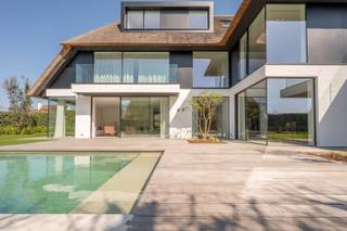 In een residentiële en rustig gelegen villawijk bevindt zich deze zeer hoogwaardige afgewerkte nieuwbouwvilla te koop waar luxe en grote...