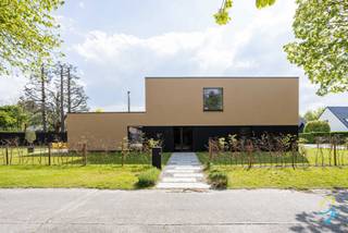 Deze volledig gerenoveerde woning (2024) combineert hedendaags comfort met een uitzonderlijk rustige ligging nabij Moerkesheide en het centrum...