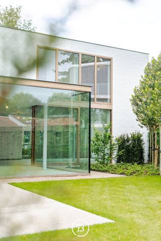 Op een boogscheut van de historische binnenstad van Brugge bevindt zich deze exclusieve nieuwbouwvilla, ontworpen door Govaert & Vanhoutte Architects. Deze stijlvolle stadsvilla combineert tijdloze architectuur met hedendaags wooncomfort, energiezuinigheid en hoogwaardige materialen.<br /><br />Met een bewoonbare oppervlakte van 224 m² biedt de woning ruime leefruimtes met open keuken en bijkeuken, een bijzonder ruime inpandige garage voor twee wagens met extra bergruimte, drie slaapkamers, twee badkamers, bureauruimte en een lift die alle verdiepingen verbindt.<br /><br />De aangelegde tuin met terras, omheining en fietspoort vormt een aangename buitenruimte nabij winkels, horeca en scholen.<br /><br />De woning wordt aangeboden in een verregaand afgewerkte ruwbouwstaat met reeds geplaatste technieken, pleister- en chapewerken. De hoogwaardige afwerking omvat onder meer Minimal Windows en ramen in Afzelia hout. Verdere afwerking kan volledig naar eigen smaak gebeuren of in overleg met de bouwheer.<br /><br />Dankzij vloerverwarming, zonnepanelen en EPC A-label betreft dit een energiezuinige BEN-woning.<br /><br />Mogelijkheid tot aankoop aan 6% btw op de constructiewaarde, onder voorwaarden.<br /><br />Een unieke opportuniteit voor wie op zoek is naar exclusieve architectuur en comfortabel wonen nabij het hart van Brugge.