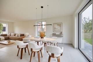 Droomt u van een energiezuinige woning op een rustige en kindvriendelijke locatie, vlak bij het centrum van Beernem?<br />In een nieuw aangelegde woonstraat realiseert Hectaar een kleinschalig project van hedendaagse nieuwbouwwoningen, ontworpen met oog voor kwaliteit, comfort en duurzaamheid.<br />Elke woning wordt gebouwd met hoogwaardige materialen en uitgerust met energiezuinige technieken, zodat u jarenlang zorgeloos kunt genieten van uw nieuwe thuis.<br /><br />Bovendien krijgt u als koper volledige inspraak in de afwerking en inrichting, in samenwerking met onze ervaren partnerleveranciers. Zo creëert u een woning die helemaal bij uw stijl en budget past!<br /><br /><strong>Indeling van de woning</strong><br />Gelijkvloers: ruime inkomhal met gastentoilet - lichtrijke en open leefruimte met een mooie connectie naar de tuin - open keuken, perfect voor gezellige kookmomenten - praktische bergingruimte. <br />Verdieping: 3 ruime en lichtrijke slaapkamers - volledig uitgeruste badkamer met ligbad, inloopdouche, dubbele wastafel en toilet<br />Zolder: Ruime, praktische zolderruimte (toegankelijk via zolderluik). <br /><br /><br /><strong>Troeven van dit project</strong>
<ul>
<li>Energiezuinig wonen dankzij warmtepomp (lucht/water) en vloerverwarming op het gelijkvloers</li>
<li>Zonnepanelen mogelijk, voor extra lage energiekosten</li>
<li>Twee ruime publieke groenzones – perfect voor ontspanning, spelen of samenkomen met buren</li>
<li>Lichtrijke, open leefruimtes met optimaal contact met de tuin</li>
<li>Regenwaterput van 7.500 liter aangesloten op toiletten, buitenkraan en wasmachine</li>
<li>Mogelijkheid tot plaatsen van een carport met berging</li>
<li>Groene, rustige omgeving én toch vlakbij winkels, scholen en openbaar vervoer</li>
</ul>
<strong>Interesse?</strong><br />Neem snel contact met ons op voor meer info of een afspraak.