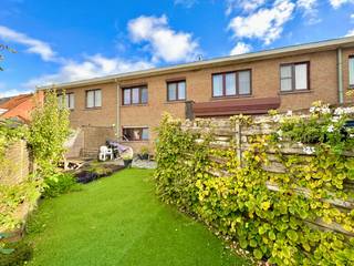 Dit toffe woonhuis werd de afgelopen jaren met zorg opgefrist en voorzien van de nodige energetische verbeteringen. Dankzij de bijkomende isolatie...