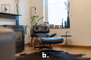 Deze uitzonderlijk ruime eigendom (+600m²) bestaat uit twee samengevoegde woningen en biedt tal van mogelijkheden. Het geheel omvat een...