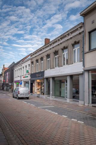 Het handelspand is gelegen in het centrum van Tielt & op wandelafstand van de Markt, lokale horeca & openbaar vervoer.Er zijn voldoende...