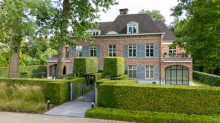 Luxueus penthouse met privatieve lifttoegang en dubbele garageWelkom in dit uitzonderlijk penthouse dat luxe en comfort moeiteloos combineert,...