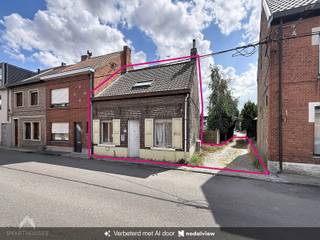 <p>Te renoveren halfopen bebouwing op een perceel van 406 m², met als bijkomende troef vier garageboxen achteraan. De woning omvat op het gelijkvloers een voorplaats met zit- en eethoek, een keukenruimte, kelder, voutekamer, terras en tuin met bijgebouwen en toilet.</p>
<p>Op de verdieping bevindt zich momenteel een open ruimte met mogelijkheid tot het creëren van twee slaapkamers.</p>
<p>Het pand biedt verschillende mogelijkheden: de bestaande woning kan volledig worden gerenoveerd of er kan gekozen worden voor afbraak en heropbouw, mits het bekomen van de nodige omgevingsvergunning. De vier garageboxen zijn bereikbaar via een uitweg die mee in eigendom is en zijn momenteel verhuurd.</p>
<p>De combinatie van het ruime perceel, de garageboxen met verhuuropbrengst en de eigen toegangsweg maakt dit pand interessant voor zowel particuliere kopers als investeerders. Gelegen nabij de Markt, winkels en het Sint-Annapark, met een vlotte verbinding naar de N9 en N44.</p>
<p>Extra troeven:</p>
<ul>
<li>4 verhuurde garageboxen</li>
<li>Halfopen bebouwing</li>
<li>Uitweg mee in eigendom</li>
<li>Te renoveren of ontwikkelingspotentieel</li>
<li>Perceel van 406 m²</li>
<li>Zongerichte tuin</li>
<li>Uitstekende ligging nabij alle voorzieningen</li>
</ul>
<p>Deze woning is te koop ZONDER makelaar via het concept van Smart Houses! Wenst u verdere inlichtingen of een bezoek? Contacteer rechtstreeks de eigenaar via +32475249322</p>