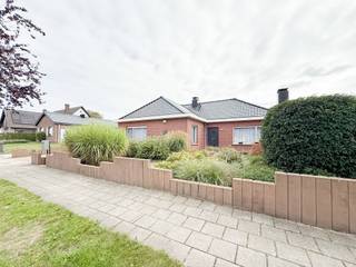 Vandaag nemen we je mee naar deze open bungalow in Sint-Amands, gelegen in een rustige straat.<br /><br />Bij het betreden van de woning komen we in de inkomhal, die toegang geeft tot de verschillende ruimtes.<br /><br />We betreden de ruime en lichtrijke leefruimte met aansluitend de volledig geïnstalleerde keuken die voorzien is van een vaatwas, kookplaat, oven en spoelbak. De keuken geniet van een deur die toegang geeft tot de aangename veranda waar je gezellig kan tafelen met zicht op de enorme tuin.<br /><br />Verder vinden we drie slaapkamers terug, een gastentoilet en een badkamer, uitgerust met een douche in bad en lavabo.<br /><br />Een extra troef is de zeer ruime zolder, bereikbaar via een zolderluik in de inkomhal. Deze doet dienst als opbergruimte.<br /><br />In de tuin kan je aangenaam genieten van een aperitiefje, ook is de tuin privatief ingericht.<br />De maandelijkse provisie voor het tuinonderhoud bedraagt €105,00.<br /><br />De garage biedt voldoende mogelijkheden om een wagen te parkeren.<br />Tot slot beschikt de woning over een oprit, goed voor meerdere wagens.<br /><br />De comfortabele kelder biedt extra opslagruimte.<br /><br />Heb je interesse in deze ruime bungalow op een rustige locatie?<br />Neem gerust contact op via roy@julimmo.be of 0498 62 74 71.