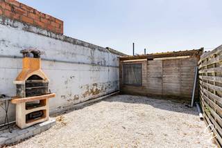 Te koop te Schoonaarde!<br />In het gezellige Schoonaarde bevindt zich deze volledig gerenoveerde woning die comfort en energiezuinigheid moeiteloos combineert. <br />Bij binnenkomst valt meteen de lichtrijke leefruimte op, die dankzij de open indeling een warme en aangename sfeer creëert. <br />Aansluitend ligt de vernieuwde keuken, uitgerust met alle toestellen en voldoende werkruimte, met directe toegang tot het terras en de zuidgerichte tuin, waar je de hele dag door van de zon kunt genieten.<br />Op de eerste verdieping bevinden zich twee volwaardige slaapkamers, ideaal voor een gezin of voor wie extra ruimte wenst voor een bureau of hobbykamer. <br />Via de vaste trap komt u in volledig afgewerkte zolder die perfect kan functioneren als 3de slaapkamer.<br />De badkamer werd volledig vernieuwd en beschikt over een inloopdouche en toilet.<br />Ook op het vlak van energiezuinigheid scoort deze woning bijzonder goed. De aanwezige zonnepanelen zorgen voor een mooie besparing op de energiefactuur. <br />Verder is er een praktische garage/bijagebouw met automatische poort van +-37 vierkante meter.<br />Wandelafstand van station van Schoonaarde. <br />Badkamer is vorig jaar volledig vernieuwd.<br />Wens je meer info of een bezoek: <br />Contacteer Wolf op 0498 54 06 90 of mail naar wolf@cornelis-goeman.be voor een afspraak.