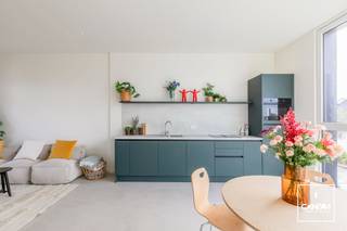 Deze pas gerenoveerde en stijlvolle woning beschikt over <strong>drie slaapkamers</strong>, <strong>twee badkamers</strong> en ligt vlakbij Dok-Noord, op slechts anderhalve kilometer van het centrum van Gent.<br /><br />Op de benedenverdieping komt u binnen in de <strong>ruime inkomhal</strong>, die toegang biedt tot twee volwaardige slaapkamers en een badkamer. Op de eerste verdieping bevindt zich de <strong>ruime leefruimte met open keuken</strong> en een <strong>prachtig zicht op het water</strong>. Mede door de grote raampartijen is deze leefruimte een echte eyecatcher en het kloppend hart van deze woning. Op de bovenste verdieping bevindt zich de <strong>derde slaapkamer met ensuite badkamer</strong>. Vanuit deze verdieping heeft u ook toegang tot het <strong>heerlijk zonnige terras</strong>,<strong> </strong>waar u kunt genieten van een leuk uitzicht over de Dokken. <br /><br />Deze woning onderscheidt zich door haar bijzonder aangename lichtinval, ruimtelijk gevoel en de hoogwaardige afwerking. De combinatie van het zicht op het water, het zonnige terras en de centrale ligging maken deze aantrekkelijke woning helemaal af. <br /><br />Ideaal voor wie <strong>comfortabel </strong>en <strong>stijlvol </strong>wenst te wonen in een volledig gerenoveerde woning in de nabijheid van het centrum van Gent. Ook <strong>interessant als investering</strong> of voor uw studerende kinderen. <br /><br />Interesse in een bezoek? <strong>Contacteer Gijs</strong> via gijs@convas.be of 0492 84 48 24 (telefonisch of via Whatsapp).