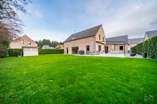 Nichée au bout d’une impasse dans un lotissement calme bordé par les bois, cette villa 4 façades moderne présentée par We Invest Malmedy allie...