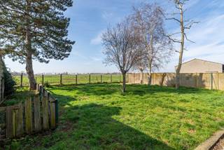 Deze karaktervolle villa, gelegen op een prachtig perceel van maar liefst 886 m², geniet van een bijzondere ligging in het landelijke Kaster. Een unieke kans voor wie op zoek is naar ruimte, rust en tal van mogelijkheden!<br /><br />INDELING:<br />Ontdek deze karaktervolle villa op toplocatie in Kaster. Gelegen op een ruim perceel van 886 m² geniet deze woning van een rustige ligging met alle nodige voorzieningen binnen handbereik. Een unieke eigendom met tal van mogelijkheden!<br /><br />Het gelijkvloers biedt momenteel plaats aan twee volwaardige slaapkamers, waarvan één met een eigen ensuite badkamer. De centrale tussenruimte zorgt voor een vlotte verbinding tussen de kamers en geeft eveneens toegang tot de bovenverdieping.<br /><br />De casco bovenverdieping biedt tal van mogelijkheden om volledig naar eigen smaak in te richten. Dankzij de ruime oppervlakte kan u hier perfect extra slaapkamers, een bureau, hobbyruimte of andere woonfuncties creëren.<br /><br />Verder beschikt de woning over een zeer ruime en praktische garage, wat zorgt voor extra comfort en opbergruimte.<br /><br />Kortom, een woning met veel potentieel en tal van mogelijkheden!<br /><br />Een unieke kans voor wie op zoek is naar ruimte, rust en mogelijkheden. Laat u verrassen door deze karaktervolle woning op een prachtige landelijke locatie en ontdek tijdens een bezoek de vele troeven die deze eigendom te bieden heeft.<br /><br />EPC: 787,00KWh<br />UC: 20250602-003612081-RES-1<br />Ref: RVP/26010/K