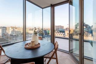 Welkom in deze duplex penthouse, gelegen in een stijlvol gerenoveerd gebouw met slechts acht wooneenheden. Het pand onderging recent een totaalrenovatie en combineert hedendaags comfort met verfijnde afwerking. Het absolute hoogtepunt? Het adembenemende uitzicht op het Operagebouw van Antwerpen.<br /><br />De leefruimte op de bovenste verdieping vormt zonder twijfel het kloppende hart van deze penthouse. Dankzij de grote raampartijen geniet u hier van een overvloed aan natuurlijk licht, wat het open karakter van de ruimte extra benadrukt. De moderne open keuken sluit naadloos aan op de woonkamer en vormt de ideale setting voor gezellige diners. Warme eikentinten, gecombineerd met een elegant visgraatparket, creëren een tijdloze en verfijnde uitstraling. Vanuit de leefruimte heeft u rechtstreeks toegang tot het riante terras, waar je kan genieten van één van de mooiste zichten van de stad.<br /><br />Het appartement beschikt over drie volwaardige slaapkamers, waardoor het perfect geschikt is voor gezinnen, gasten of wie extra ruimte wenst voor een bureau. De twee stijlvolle badkamers zijn afgewerkt met hoogwaardige materialen en verfijnde inbouwkranen. De ene badkamer beschikt over een ligbad en een ruime inloopdouche, terwijl de andere is uitgerust met een elegante inloopdouche. Hier gaan tijdloos design en dagelijks comfort moeiteloos hand in hand.<br /><br />Een unieke kans om te wonen in een exclusief, volledig vernieuwd gebouw, midden in het bruisende hart van Antwerpen, met een uitzicht dat je elke dag opnieuw weet te betoveren.<br /><br />Interesse? Contacteer LISTED vandaag nog: +32 3 283 51 51.<br />