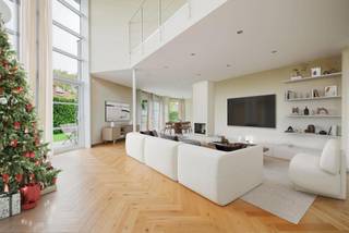 <p><strong>Ben je op zoek naar een comfortabele gezinswoning met vier slaapkamers? Of heb je nood aan extra ruimte voor een vrij beroep of thuiswerk? Deze architecturale villa in Merelbeke biedt het allemaal.</strong></p>
<p><strong>LIGGING<br /></strong>Deze stijlvolle villa is gelegen in een uiterst rustige, kindvriendelijke en doodlopende straat in Merelbeke. De omgeving is groen en residentieel, waardoor rust en privacy gegarandeerd zijn. Toch geniet je hier van een uitstekende bereikbaarheid dankzij de vlotte verbinding naar het centrum van Merelbeke, Gent en de E40/E17. In de directe omgeving vind je scholen, winkels, sport- en ontspanningsfaciliteiten én de prachtige Scheldevallei. Voor gezinnen die waarde hechten aan comfort en levenskwaliteit is dit de ideale plek. Dankzij de vele wandel- en fietsroutes in de buurt kan je bovendien op elk moment genieten van de natuur, zonder in te boeten aan praktische voorzieningen.</p>
<p><strong>INDELING<br /></strong>Deze instapklare woning, ontworpen door <strong>ABS Bouwteam (2008)</strong>, straalt kwaliteit en wooncomfort uit door haar hoogwaardige afwerking. Bij binnenkomst word je ontvangen in een ruime inkomhal met ingemaakte vestiairekasten en gastentoilet. Aansluitend bevindt zich een veelzijdige ruimte die perfect dienst kan doen als bureau, praktijkruimte voor een vrij beroep of hobbykamer. De lichtrijke leefruimte vormt het hart van de woning: grote raampartijen en een indrukwekkende vide zorgen voor een overvloed aan daglicht en een prachtig zicht op de tuin. De hoge plafonds creëren een gevoel van luxe en openheid. In de leefruimte zijn voorzieningen aanwezig voor het plaatsen van een gashaard en airco.<br />De volledig uitgeruste keuken sluit naadloos aan en is praktisch ingedeeld en voorzien van alle comfort. Verder op het gelijkvloers bevinden zich een handige wasplaats, een koele berging, een eerste badkamer (met douche en wastafel) en een zeer ruime garage. Op de eerste verdieping zijn er <strong>vier volwaardige slaapkamers</strong>, waarvan één met dressing. Daarnaast vind je hier een tweede toilet en een royale badkamer (2015), uitgerust met ligbad, inloopdouche en dubbele wastafel. Buiten kan je volop genieten van de <strong>westgerichte tuin</strong> met terras. Extra troeven zijn de carport, het tuinhuis met aanbouw en ruime parkeergelegenheid voor meerdere wagens.</p>
<p><strong>TROEVEN</strong></p>
<ul>
<li>Energiezuinige woning (EPC B)</li>
<li>Nieuwe gascondensatieketel (2023)</li>
<li>Regenwaterput van 10.000 l (aangesloten op toiletten en buitenkranen)</li>
<li>Elektrische installatie conform AREI</li>
<li>Multifunctionele ruimte op het gelijkvloers, ideaal voor thuiswerk of vrij beroep</li>
<li>Meerdere kabel- en ethernetpunten in leefruimtes en slaapkamers</li>
</ul>
<p><strong>Voor meer info of een bezoek:</strong><br /><em>Stéphanie Eeckhout – 0472 13 28 79</em></p>