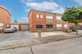Op zeer rustige locatie te Bavikhove (Harelbeke) treft u deze gezinswoning aan met 2 private parkeerplaatsen voor de woning en inpandige garage. De woning is verder voorzien van drie slaapkamers (waarvan twee met ingebouwde kasten) en leuke gezinstuin. <br /><br />Indeling: inkomhal met gastentoilet die zich begeeft naar de lichtrijke woonkamer (VOORZIEN VAN HOUTCASETTE) met zicht op de tuin. Geïnstalleerde keuken voorzien van alle apparatuur (INDUCTIE-kookplaat,oven,microgolf, vaatwasser). Aansluitend bevindt zich de berging/wasruimte. <br /><br />De eerste verdieping bestaat uit 3 lichtrijke slaapkamers waarvan twee met inbouwkasten en de badkamer voorzien van bad/douche, lavabomeubel en toilet. <br /><br />EXTRA TROEF: ruime en droge kelder aanwezig!<br /><br />Onderhoudsvriendelijke tuin met bijhorend tuinhuis en terras aanwezig. <br /><br />Bij de woning hoort ook nog een grote inpandige garage met elektrische poort. Ook twee parkeerplaatsen voor de woning. <br /><br />Recentelijke stedenbouwkundige inlichtingen in aanvraag. <br /><br />Pluspunten:<br />- Centrale verwarming op aardgas <br />- Betonstructuur = solide woning <br />- TOPLOCATIE in rustige woonwijk <br /><br />EPC: 381 kWh/m² jaar - UC: 20260204-00037899970-RES-1<br />REF: TM/26106/K