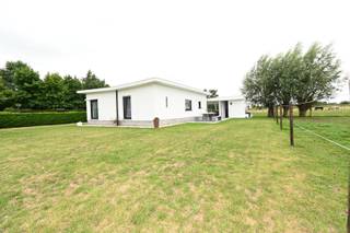 Deze pas gerenoveerde bungalow heeft alles in huis voor wie thuis komt om te genieten.Een alleenstaande woning tussen velden en weiden, vanop het...