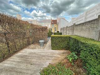 Maison entièrement rénovée dans le village de Coxyde. La maison se comprend: entrée, séjour, cuisine équipée séparée, 3 chambres, salle de bain (douche, lavabo, toilette), cave, jardin ensoleillé avec terrasse. Chauffage central au gaz.