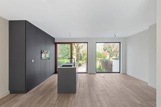 <p><span>WILRIJK - Oosterveld:</span><span> Luxueuze, volledig gerenoveerde woning met garage en grote tuin. EPC-label B.<br /><br />BESCHRIJVING:<br /><br /></span><span>Gelijkvloers</span><span>:<br />Inkomhal op originele tegelvloer en met doorgang naar de leefruimte. <br />Gastentoilet met lavabo.<br />Grote en lichtrijke leefruimte op tegelvloer (parketmotief) en met open haard.<br />Prachtige, open, volledig geïnstalleerde keuken met ingemaakte kasten, ovens, vaatwasser, koelkast. Kookeiland op krasvrij Dekton werkblad met inductieplaat.<br />Schuifraam uitgevend op een terras en diepe tuin van ca 230m².<br /><br /></span><span>1° Verdieping</span><span>: <br />Twee grote slaapkamers op parket.</span></p><p><span>Derde slaapkamer met aansluitend douchekamer met regendouche en lavabo</span></p><p><span>Badkamer met ligbad, aparte douche en dubbele lavabo.<br />Apart toilet. <br /><br /></span><span>Kelderverdieping</span><span>:<br />Kelder op stahoogte.<br />Diepe garage met plaats voor wagen en een veelvoud aan fietsen.  Aansluiting wasmachine en droogkast.<br /><br />BIJZONDERHEDEN:</span></p><p><span> </span></p><p><span>* Beschikbaar vanaf 1/5/2026<br />* Prachtige totaalrenovatie</span></p><p><span>* Goede ligging nabij invalswegen, E19, A12</span></p><p><span>* Nabij winkels, scholen, ziekenhuis, parken</span></p><p><span> </span></p>