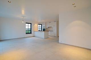 Op wandelafstand van het centrum van Buggenhout vindt u dit instapklare, compleet geschilderd, nieuwbouwappartement dat uitblinkt in comfort...