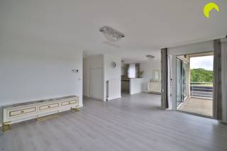 <p><span> </span><span> Vous recherchez un appartement agréable et spacieux de 3 chambres, pour vous et votre famille ? Alors cet appartement vaut vraiment le détour.</span></p><p><span>Cet appartement de 3 chambres, idéalement situé, se trouve sur la Praaglaan, à quelques minutes à pied de divers commerces, banques, écoles et installations sportives. </span></p><p><span>Les transports en commun, très bien organisés, se trouvent également à proximité immédiate. </span></p><p><span> </span></p><p><span>L'appartement est situé au 4e étage, accessible par les escaliers et l'ascenseur. On y accède par le hall d'entrée, équipé de placards encastrés. Un WC séparé avec lavabo, ainsi qu'un débarras et une buanderie, se trouvent juste à côté.</span></p><p><span>Le salon bénéficie dune belle luminosité, lappartement étant situé à langle de limmeuble. La cuisine a été entièrement rénovée et dispose de tous les appareils nécessaires ; les deux pièces donnent accès à une agréable terrasse.</span></p><p><span> </span></p><p><span>En passant par le couloir de nuit, équipé de placards encastrés et dun petit espace de rangement, on accède aux trois chambres, dont lune a été aménagée en dressing. </span></p><p><span>La salle de bains est équipée d'une baignoire, d'une douche et d'un meuble-lavabo à double vasque. </span></p><p><span> </span></p><p><span>Un local à vélos commun est disponible.</span></p><p><span> </span></p><p><span>Informations utiles :</span></p><p><span> </span></p><p><span>° PEB : 149 kWh/m²</span></p><p><span>° Charges communes : 50 (provision pour l'eau) et 30 (entretien des parties communes).</span></p><p><span>° Disponible immédiatement</span></p><p><span>° Caution : 3 mois</span></p><p><span>° État des lieux (externe)</span></p><p><span> </span></p><p><span> </span></p><p><span>Pour plus d'informations ou pour une visite sur place, appelez le 03/449.42.41 ou rendez-vous sur www.habicom.be</span></p><p><span> </span></p>
