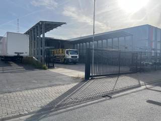 <p>- Merksem - nabij Haven<br />- overdekt laden en lossen<br />- verschillende gecombineerde magazijnen<br />- vlot via E19<br />- loskades<br />- verharde terrein voor de loszone</p>