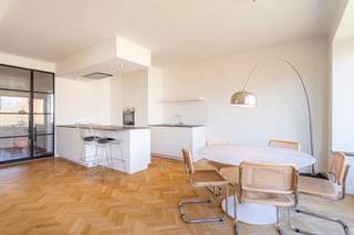 <p>Dit unieke appartement bevindt zich aan de iconische Mechelsesteenweg, hartje Antwerpen. De buurt staat bekend om haar levendige karakter, met een uitgebreide mix van winkels, gezellige cafés en restaurants op wandelafstand. Bovendien geniet je hier van een uitstekende bereikbaarheid dankzij nabijgelegen openbaar vervoer en vlotte verbindingen naar de invalswegen. Ook groene ontspanning is nooit ver weg, met onder meer het Harmoniepark, Koning Albertpark en Stadspark in de directe omgeving.</p>
<p>Bij het binnenkomen van het appartement betreedt u de inkomhal met vestiaire, ingemaakte kasten en een gastentoilet. Via de elegante smeedijzeren deur komt u in de ruime leefruimte, waar het overvloedige natuurlijke licht en het open gevoel meteen opvallen dankzij de grote raampartijen. De authentieke parketvloer draagt bij aan de warme en karaktervolle uitstraling van de ruimte. De open keuken met kookeiland sluit hier naadloos op aan, is uitgerust met kwalitatieve inbouwtoestellen en vormt een uitnodigende plek om te koken en te genieten.</p>
<p>Achteraan het appartement bevindt zich de masterbedroom, uitgerust met een volledige wand aan ingemaakte kasten en met rechtstreekse toegang tot het zonnige terras, waar u in alle rust kan genieten. Daarnaast is er nog een tweede volwaardige slaapkamer aanwezig. De badkamer is stijlvol ingericht en voorzien van een dubbele lavabo, een inloopdouche en een toilet.</p>
<p>Tot slot beschikt het appartement over een bijzonder praktische bijkeuken, voorzien van aansluitingen voor een wasmachine en droogkast. Dankzij de veelzijdige indeling kan deze ruimte bovendien eenvoudig worden ingericht als bureauruimte of kinderkamer, afhankelijk van uw noden.</p>
<p>Kelderberging inbegrepen.</p>
<p>Er kan een staanplaats worden gehuurd in het gebouw aan 140 EUR/maand.</p>
<p>Interesse? Contacteer LISTED voor een bezoek: +32 3 283 51 51.</p>