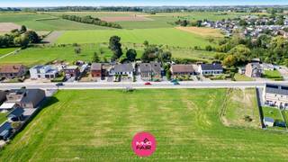 Een woning volledig volgens jouw eigen wensen bouwen? Op dit perceel van 800 m² in Martenslinde krijg je de ruimte om zelf te bepalen hoe jouw toekomstige thuis eruitziet.<br /><br />Het perceel ligt aan de Riemsterweg en biedt een vlotte verbinding richting Bilzen, Genk, Riemst, Maastricht en de E313. Hoewel de woning aan de steenweg wordt gerealiseerd, zorgt de achterzijde voor een aangenaam open zicht over de omliggende velden.<br /><br />Het perceel is bestemd voor open bebouwing en biedt onder meer volgende mogelijkheden:<br /><br />Gelijkvloerse bouwdiepte tot maximaal 17 m<br /><br />Bouwdiepte op de verdieping tot maximaal 12 m<br /><br />Maximaal 2 volwaardige bouwlagen<br /><br />Keuze tussen een hellend of plat dak<br /><br />Mogelijkheid tot het voorzien van een carport binnen de voorziene zone<br /><br />Afmetingen van het perceel:<br /><br />Straatzijde: ca. 16 m<br /><br />Achterzijde: ca. 16 m<br /><br />Linkerzijde: ca. 50 m<br /><br />Rechterzijde: ca. 50 m<br /><br />Ook een vrijstaand bijgebouw behoort volgens de verkavelingsvoorschriften tot de mogelijkheden. Per perceel kan één tuinberging, poolhouse of terrasoverkapping worden voorzien met een maximale oppervlakte van 10% van de achtertuin. Voor open bebouwing bedraagt dit ongeveer 34 m², afhankelijk van de uiteindelijke inrichting van het perceel.<br /><br />Achteraan bevindt zich een grachtzone die onbebouwd moet blijven.<br /><br />De hoofdbestemming is wonen. Als nevenactiviteit zijn vrije beroepen, kantoorruimte en diensten toegestaan. Horeca en handel zijn niet toegestaan.<br /><br />Op zoek naar een bouwperceel met een mooie bouwoppervlakte, ruime ontwerpvrijheid en een groen uitzicht aan de achterzijde? Neem contact op via 089 390 990 of info@immofair.be!