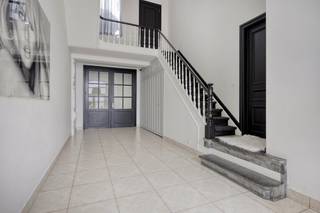 Ontdek dit lichtrijke, karaktervolle herenhuis. U wordt verwelkomd in een ruime inkomhal met trappenhal. Het gelijkvloers biedt een aparte...