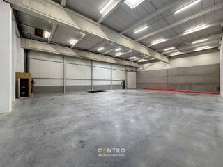 <u><strong>Benaderende OPPERVLAKTE:</strong></u><br />Magazijn: <strong>410.82m²</strong><br /><strong>Inclusief 4 private parkeerplaatsen </strong>voor de deur (grasdallen) en gemeenschappelijke fietsenstalling. <br /><strong>Grote manoeuvreerruimte</strong>, die de toegankelijkheid van opleggers mogelijk maakt.<br /><br /><strong><u>SPECIFICATIES:</u></strong>
<ul>
<li><strong>Constructie:</strong> betonnen constructie met volledige overspanning </li>
<li><strong>Wanden: </strong>Cellenbetonblokken, sandwichpanelen met isolatie en cellenbetonpanelen </li>
<li><strong>Bevloering:</strong> Gepolierde en gewapende betonvloer</li>
<li><strong>Dak:</strong> betonnen dak met lichtkoepels (rookluiken). Mogelijkheid hierop <strong>zonnepanelen</strong> te plaatsen!!</li>
<li><strong>Poorten: </strong>elektrische sectionaalpoort (h: 4,5m x b: 4,8m) met afzonderlijke loopdeur</li>
<li><strong>Sanitair: </strong>1 toilet met spoelbak</li>
<li><strong>Vrije hoogte:</strong> ± 6m</li>
<li><strong>Verlichting</strong>: LED-verlichting</li>
</ul>
<u><strong>NUTSVOORZIENINGEN:</strong></u> Elektriciteit (drijfkracht, 3 x 400V, 32A), stads -en regenwater (regenput van 10.000 liter).<br /><br /><u><strong>LIGGING:</strong></u><br />Vlakbij haven van Zeebrugge, vlotte verbinding naar binnenland via expresweg van Brugge naar E40/E403/A11.<br />- Op 3,3 km van de oprit N31<br /><br /><u>* Bijzonderheden:</u><br />- Onmiddellijk beschikbaar bij het verlijden van de akte<br />- Verdeelsleutel grond (registratie) - en constructiewaarde (Btw): 45/55<br />- Vermelde verkoopprijs is exclusief btw (21%), aansluitingskosten en kosten voor opmaak van het PID en de basisakte.<br />- Onze referentie op <strong>www.centro.be</strong> : <strong>Q0835-49</strong> of contacteer ons via<strong> 050/70.01.02</strong> voor meer info.