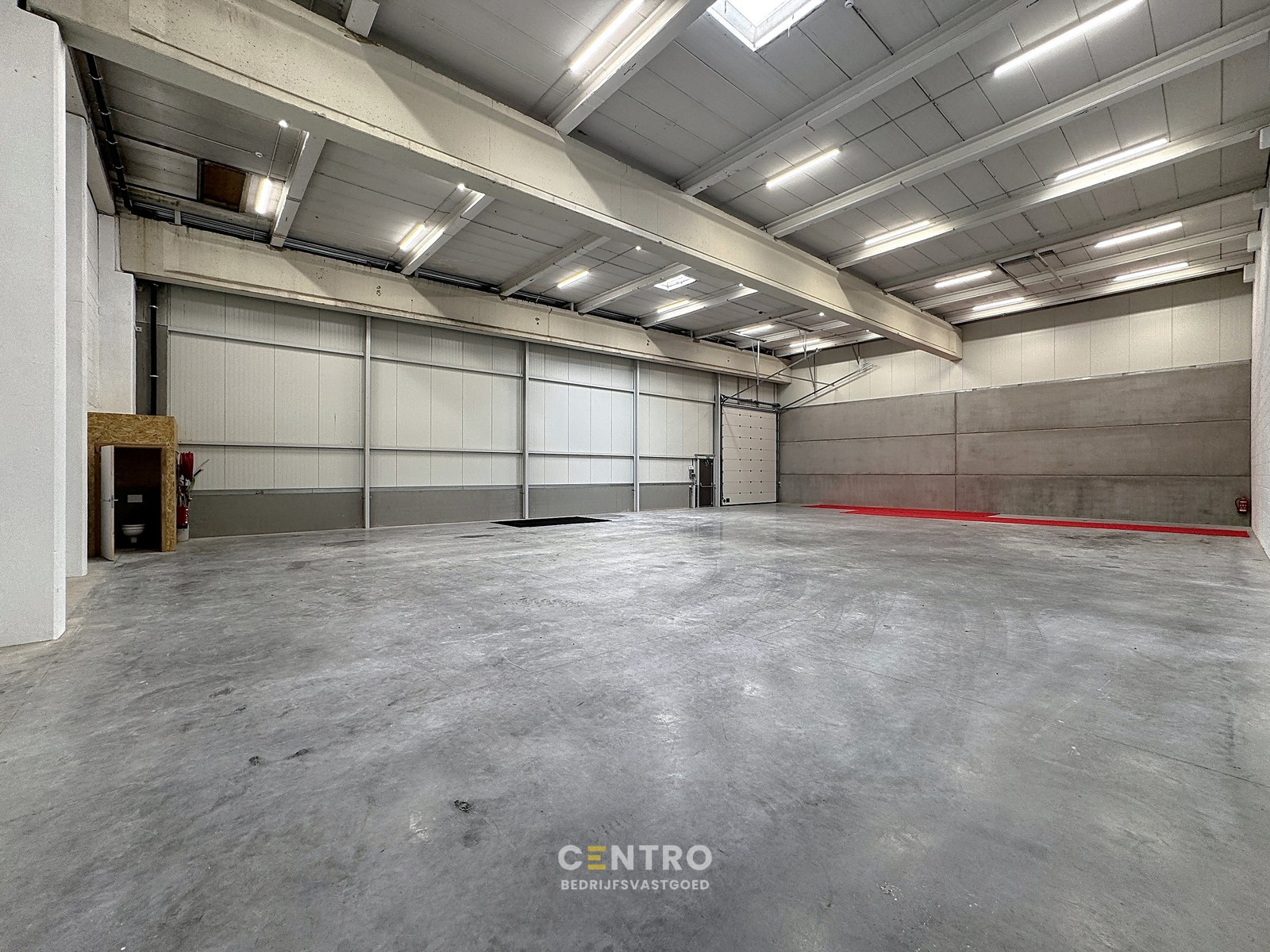 NB KMO-UNIT (410.82m²) te koop met 4 private parkeerplaatsen voor de deur, elektrische sectionaalpoort en sanitair blok op industriezone "Herdersbrug" te 8000 Brugge - photo 3