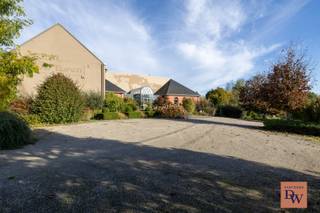 Centraal gelegen tussen Zottegem, Brakel en Oudenaarde, en vlot bereikbaar via belangrijke verbindingswegen, bevindt zich deze gekende en...