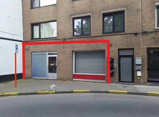 Het handelspand van ca.138m² is gelegen op het Kerkplein te Izegem. Op deze locatie is er voldoende parkeergelegenheid voorzien en ben je vlot bereikbaar.Indeling van het pand:- 2 grote raampartijen - inkom (eenvoudig open te werken naar de achtergelegen ruimte)- apart bureau- bergruimte- kitchenette in aparte ruimte- toiletBent u op zoek naar bedrijfsvastgoed bestaande uit een handelspand te huur in Izegem? Aarzel dan niet om ons te contacteren op het nummer 051 21 22 23.
