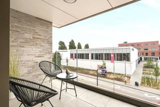 Luxe-appartement, afgewerkt met de beste materialen! 6% BTW mogelijk! Topgelegen, in de nabijheid van openbaar vervoer, winkels, scholen, in het CENTRUM van Avelgem. Kwalitatief gebouw, voor mensen die op zoek zijn naar luxe en afwerking. INDELING: inkom en apart toilet, gezellige zithoek, geïnstalleerde keuken met EILAND en extra eetplaats, grote handige berging, nachthal, 2 slaapkamers en badkamer. Bezoek na afspraak met IMMO BEGUIN: info@immobeguin.be