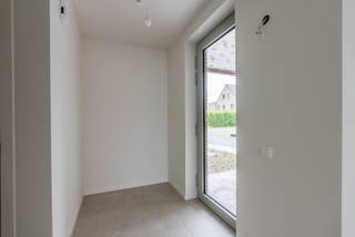 Deze woning is gunstig gelegen nabij het centrum van Mol-Sluis, op fietsafstand van lokale winkels, het station en het centrum van Mol. Je geniet hier van een vlotte verbinding naar omliggende gehuchten en gemeenten, evenals naar de E34 en E313.<br /><br />Via de inkomhal, met gastentoilet en vestiaireruimte, kom je in de leefruimte die bestaat uit een zithoek en een leefkeuken. Dankzij de grote ramen heb je in alle ruimtes aangenaam veel lichtinval en een mooi zicht op de tuin. De leefkeuken is uitgerust met een koelkast met diepvries, inductiekookplaat met afzuiging, vaatwasser, heteluchtoven, microgolfoven, spoeltafel, voldoende kastruimte en een gezellige eethoek. Een grote schuifraam en een extra deur geven toegang tot het terras en de tuin. Aansluitend bevindt zich een praktische berging/bijkeuken en in de aparte wasplaats is er een handige uitgietbak.<br /><br />Op de verdieping brengt de nachthal, met extra toilet en linnenkast, je naar drie ruime slaapkamers (allemaal afgewerkt met klikvinyl), een badkamer en een extra berging. De masterbedroom beschikt over een dressinggedeelte. De badkamer is ingericht met een ligbad, een douche en een dubbele wastafel in meubel.<br /><br />Aan de leefkeuken is een terras aangelegd waar je kan genieten van de avondzon. De tuin is volledig genivelleerd en ingezaaid met gras, en rondom is een draadomheining van 1m80 geplaatst. De voortuin is aangeplant en voorzien van een wandelpad in klinkers. De oprit bestaat uit grindstabilisatie met honingraatplaten en siergrind. De koper heeft bovendien de mogelijkheid om zelf een vergunde carport met aansluitende fietsenberging te realiseren.<br /><br />De woning is hoogwaardig en kwalitatief afgewerkt en er werd extra aandacht besteed aan energiezuinigheid. Ze is voorzien van een warmtepomp, vloerverwarming met actieve koeling, een ventilatiesysteem type D met warmterecuperatie en bypass, zonnepanelen en aluminium ramen met hoogrendementsbeglazing.<br /><br />Deze woning is opgetrokken in duurzame staalframebouw, een bouwmethode die zorgt voor een bijzonder maatvaste en kwalitatieve structuur. Dankzij de lichte maar sterke opbouw zijn de muren uiterst stabiel, energiezuinig en snel te realiseren. Het resultaat is een woning met uitstekende isolatiewaarde, een strakke afwerking en een zeer comfortabele woonkwaliteit.<br /><br />De woning is volledig afgewerkt en geschilderd. Verkoop onder het BTW-stelsel (21%).<br /><br />-- EPB in opmaak --