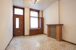 <p>Instapklare woning in het centrum van Zottegem!</p><p>Op wandelafstand van het centrum vind u deze charmante gesloten bebouwing met tuin.<br />De woning beschikt over een knusse leefruimte met aansluitende keuken, waar een lichtkoepel zorgt voor aangename lichtinval. <br />Verder treft u op de gelijkvloers ook de badkamer met toilet.</p><p>Dit jaar werd een nieuwe badkamer, als ook een nieuwe keuken geplaatst.</p><p>Vervolgens biedt de eerste verdieping twee slaapkamers en zorgt de zolderruimte voor de mogelijkheid tot het creëren van een extra kamer.<br />De woning omvat bovendien ook een praktische kelder en aangename stadstuin.</p><p>Ideaal voor wie zijn eigen plekje wil creëren in het levendige Zottegem of als investeringseigendom! Bent u benieuwd geworden naar wat dit pand u allemaal te bieden heeft? Aarzel niet en contacteer ons kantoor voor meer informatie of het inplannen van een bezoek. Tot snel!</p>