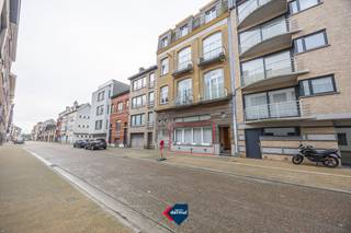 Deze verzorgde studio op het gelijkvloers, ligt op wandelafstand van het strand, het openbaar vervoer en de winkels en vlakbij het bruisende centrum van Oostende. Hier geniet u van zowel rust als bereikbaarheid. De studio beschikt bovendien over een ruime kelder, ideaal voor extra opslag of uw strandspullen. Dankzij de praktische indeling en charmante ligging is dit de perfecte plek voor een vakantieverblijf of een slimme investering aan zee. Mis deze unieke kans niet om uw eigen plekje aan de Belgische kust te bemachtigen!