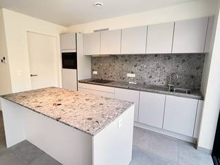 Dit exclusieve appartement met 2 slaapkamers ligt in de gloednieuwe residentie Gaz’eau. Gaz’eau is een architecturaal hoogstandje in een rustige straat midden in het centrum van Hasselt (Gazometerstraat). Vanuit deze toplocatie, vlak bij de kleine ring, wandelt u zo het bruisende stadscentrum in. Het project is omgeven door groen, waardoor u vanaf uw terras geniet van een uitzicht op een rustgevende, groene oase. Bovendien bevindt u zich op een boogscheut van het station, de winkelstraten en de talrijke restaurants en cafés.<br /><br />Het gelijkvloers appartement beschikt over een lichtrijke woonkamer met grote glaspartijen die zorgen voor een overvloed aan natuurlijk daglicht. De keuken is volledig . Verder beschikt het appartement over een moderne badkamer, een praktische berging en een prachtig terras van ruim 19.75 m².<br />De woning is volledig geschilderd en voorzien van verlichting, zodat deze reeds onmiddellijk instapklaar is. In de kelderverdieping horen een private autostaanplaats en een extra berging bij het appartement.<br /><br />Troeven van dit appartement:<br /> - Eerste bewoning: Alles is gloednieuw en ongebruikt.<br /> - Gelijkvloers<br /> - Toplocatie: Rustig gelegen in het centrum van Hasselt.<br /> - Luxeafwerking: Hoogwaardige materialen en modern comfort.<br /> - Duurzaam: Energiezuinige verwarming via een gezamenlijke warmtepomp.<br /><br />Financieel:<br />Vaste kosten: € 100 per maand.<br />Energie: Bijkomende service voor de verwarming via de warmtepomp.<br /><br />Bezichtigen?<br />Wenst u dit appartement te bezoeken? Maak snel een afspraak met Valère Vangeel via valere@vestio.com of 0472 32 34 24.<br />Je kan je huurdersprofiel alvast aanmaken om in aanmerking te komen voor een bezichtiging via volgende link:<br />https://mijnhuurprofiel.be/property/736fc1b0-4ff7-4787-a6a5-d1632f195a97/login