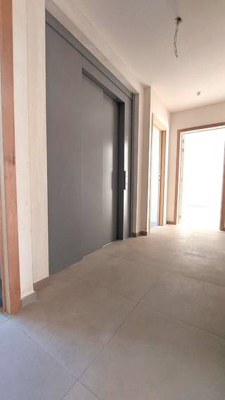 Ontdek dit ruim en lichtrijk dakappartement in de moderne Residentie Fritz Vincke, ideaal gelegen in het centrum van Bredene DorpHet appartement...