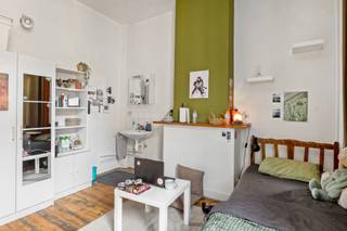 <p>Momenteel verhuurd aan € 3.600/maand wat zorgt voor € 43.200 op jaarbasis. Dit resulteert in een <strong>mooi rendement van 6,40 %.</strong></p>
<p>Middenin het kloppende hart van Antwerpen ontdek je deze interessante opbrengsteigendom (niet vergund), met een nóg interessanter rendement. Omringd door campussen, winkels én tal van trendy hotspots biedt deze bruisende buurt alles wat studenten zich maar kunnen wensen!</p>
<p>Het pand werd opgedeeld in 8 privatieve kamers (tussen 11 & 18 m²) en beschikt over een gemeenschappelijke eetkamer die rechtstreeks aansluit op de praktisch ingerichte keuken. Op de eerste verdieping bevindt zich een badkamer met 2 inloopdouches. Het toilet is apart.</p>
<p>Bovendien is er nog een gezellige stadskoer aanwezig waar de studenten in alle privacy kunnen genieten van de buitenlucht. Als aanvullende troef werd er een fietsenstalling voorzien – wat bijdraagt aan het wooncomfort!</p>
<p><strong>Technische gegevens: Groen label voorhanden! Brandveiligheidsnormen zijn nageleefd. </strong>Garage van 15 m² aanwezig. Centrale verwarming op gas (individueel) via een condenserende ketel, HR-beglazing in PVC.</p>
<p><strong>Stedenbouwkundige inlichtingen in aanvraag. Bodemattest aanwezig. Niet-asbestveilig. Bevindt zich niet in een risicozone voor overstromingen (P- en G-score C). Renovatieverplichting niet van toepassing.</strong></p>