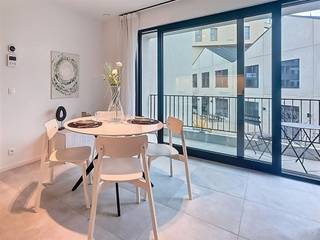 <p><span>LAATSTE GELIJKVLOERS NIEUWBOUWAPP. MET KNAP TERRAS TE HUUR</span></p><p><span> </span></p><p><span>Residentie John Martin is gelegen in de Tulpstraat/Klamperstraat te 2060 Antwerpen. De naam van de residentie is een verwijzing naar de voormalige brouwerij. Een grote troef is de nabijheid van Park Spoor Noord. Een ware oase om te onstpannen, te sporten, te spelen of te genieten in de gezellige zomerbar. Verder bevinden wij ons op wandel- en fietsafstand van Het Eilandje, het bruisende stadscentrum en openbaar vervoer. Tevens begeven wij ons vlot naar verschillende hogescholen en universiteiten. </span></p><p><span> </span></p><p><span>Toegekomen aan deze verzorgde residentie ontdekken wij dit knap appartement gelegen op de gelijkvloerse verdieping. Wij betreden het appartement via de inkomhal die ons toegang geeft tot de leefruimte bestaande uit een zit, een eethoek en een volledig uitgeruste keuken. In het verlengde van de leefruimte treffen een knap terras aan van ruim 12,5m² dat geniet van zicht op de binnentuin. Terug aangekomen in de inkomhal krijgen wij toegang tot de berging/wasplaats, het afzonderlijk toilet en de slaapkamer met ensuite badkamer. </span></p><p><span> </span></p><p><span>Troeven op een rij: </span></p><ul><li><span>Centrale locatie </span></li><li><span>Nieuwbouw appartement</span></li><li><span>Knap terras als verlenging van de leefruimte met zicht op de binnentuin</span></li><li><span>Energiezuinig wonen met dank aan de nieuwste technieken</span></li><li><span>Parkeergelegenheid in de ondergrondse garage aan 125,00 euro/maand + mogelijkheid om een berging te huren aan 30,00 euro/maand</span></li></ul><p><span> </span></p><p><span>Wenst u meer info of bent u nieuwsgierig om de eerste bewoner te worden van dit knap appartement? Aarzel niet en vraag snel een bezoek aan via <span>info@pillar.estate</span></span><span> of 033 695 695. </span></p><p><span> </span></p><p><span>Tot binnenkort! </span></p><p><span> </span></p>