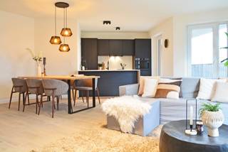 - Toplocatie in Rand rond Brussel: op slechts 5 km van het centrum en vlak bij de Ring en A12.<br /><br />- Modern wooncomfort: Eigentijdse architectuur en uitstekende energieprestaties.<br /><br />- Leef in het groen: prachtig uitzicht op de vijver en het omliggende park <br /><br />- Bezoek het modelappartement: Laat u overtuigen door de afwerking en het comfort tijdens een afspraak ter plaatse.