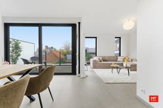 <strong>Appartement met 2 slaapkamers en Zuidgericht terras </strong><br /><br /><br />In het hart van de landelijke heksenparochie Beselare en op wandelafstand van alle voorzieningen vinden we deze eigendom. Het bevindt zich in een kleinschalige residentie, genaamd Mocassin en dit op het tweede verdiep (bereikbaar via de trap/lift). In onderstaande vind je de indeling alsook enkele interessante weetjes.<br /><br /><strong>Indeling van het appartement </strong><br />▪︎ Inkomhal met gastentoilet, lichtrijke woon- en eetkamer met open keuken. Bij de keuken is er nog een berging en Zuidgericht terras. <br />▪︎ Op het verdiep zijn er twee slaapkamers, apart toilet, badkamer met ligbad, douche en wasmeubel. <br /><br /><strong>Kenmerken </strong><br />▪︎ Zuidgericht terras <br />▪︎ Kelderberging inbegrepen<br />▪︎ Gunsttarief van 6% BTW onder voorwaarden (verschil van +/- 35.000 euro bij aankoop voor 30/06/2025)<br /><br />Er is ook nog een mogelijkheid tot het bijkopen van een carport. <br /><br />EPC 33037-G-OMV_2018035927/EP13942/A001/D01/SD011 met energielabel A (E36 of 72 kWh/(m² jaar) opgemaakt op 23/08/2021 en geldig tot 23/08/2031.<br /><br /><br />Meer informatie of een vrijblijvend bezoek?<br />Bel Eden 0470 43 78 21 of mail info@minthus.be