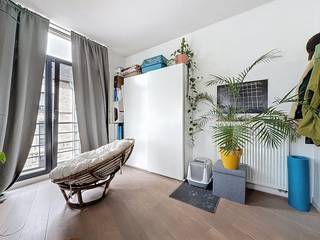 Le loft est situé à l'angle d'un bâtiment historique, au deuxième étage avec ascenseur et présente la configuration suivante :<br /><br />Deuxième étage :<br />- hall d'entrée<br />- Surface habitable sur parquet naturel avec cuisine ouverte (env. 43 m²). La cuisine est équipée d'une cuisinière électrique, d'un lave-vaisselle, d'un réfrigérateur avec congélateur, d'une hotte, d'un évier simple et de nombreux rangements. L'espace de vie est très lumineux grâce aux nombreuses fenêtres.<br />- Balcony avec vue sur le Palais de Justice<br />- Chambre ouverte d'environ 13 m² qui possède également un balcon.<br />- Toilette<br />- Local de rangement avec raccordement pour machine à laver et sèche-linge.<br />- Salle de bain avec lavabo, baignoire et douche uniquement<br /><br />Avantages supplémentaires : <br />- Emplacement unique sur la place Bolivar dans un bâtiment historique majestueux<br />- Pas de frais communs<br />- Espace de rangement spacieux au sous-sol<br />- Disponible à partir du 01/09<br />- EPC C favorable<br /><br />Demandez votre visite via le site web de Dewaele, et nous nous reverrons peut-être bientôt !