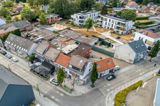 Voor verdere info of een vrijblijvende waardebepaling van uw eigendom: info@homixx.be of 016 84 96 84.<br /><br />Met veel genoegen stellen wij dit veelzijdige en uiterst gunstig gelegen pand aan u voor, bestaande uit een handelspand op het gelijkvloers (62 m²) en een verrassend ruim duplex-appartement op de bovenverdiepingen (120 m²). Deze duplex is perfect geschikt als investering, of voor een gezin op zoek naar een centrale ligging op wandelafstand van centrum Tremelo.<br /><br />Het duplex-appartement verwelkomt u via een aparte inkomhal in een lichtrijke en royale leefruimte met een modern ingerichte open keuken. De doordachte indeling omvat maar liefst drie volwaardige slaapkamers, een verzorgde badkamer, een handige berging en een extra zolderruimte voor al uw opbergbehoeften.<br /><br />Een van de absolute troeven van dit pand is de ruime parkeergelegenheid in de directe omgeving, wat een enorm comfort biedt. <br />Met een gunstige energetische prestatie (EPC C) geniet u bovendien van een energiezuinige en toekomstgerichte investering op een absolute toplocatie.