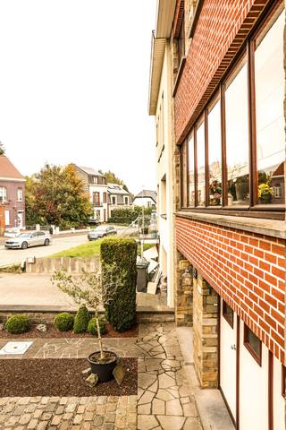 NOSTALGISCHE BEL-ETAGE MET PRACHTIGE ZUIDOOSTELIJK GELEGEN TUIN. Aan de rustige stadsrand van Geraardsbergen vind je in de deelgemeente Overboelare deze oerdegelijke gezinswoning van bouwjaar 1970. Gezien de ouderdom heeft deze woning wat verzorging nodig maar je krijgt er overvolle liefde van terug. De woning is een type bel-étage wat betekent dat de leefruimte zich op de eerste verdieping bevindt en zo geniet van een prachtig zich. Op het gelijkvloers vind je de ruime garage, brede inkomhal, stookruimte en extra berging. Via een achterdeurtje kom je in een paradijselijke tuin bestaande uit verscheidene componenten : maar liefst 140m lang (vanaf de straat). Eerste verdieping met brede en lichtrijke leefruimte alsook een geïntegreerde keuken. Tweede verdieping met badkamer (reeds opgefrist met douche) en dan 3 zeer ruime slaapkamers. Overal betongewelven zodat je in elke ruimte een stevig en geruststellend gevoel hebt. Centrale verwarming via stookolieketel. De constructie werd destijds met veel zorg en oog voor kwaliteit opgebouwd. Bewijs daarvan is  het nog zeer redelijke EPC niveau D. Wil je nog uitbreiden dan is de gigantische zolder iets voor jou. Aandachtspunten bij renovatie zijn : asbestdak, enkel glas, elektriciteit maar de nostalgische elementen en structuur kunnen de liefhebbers zeker behouden. Vraag snel een bezoek in dit populair vastgoed door tel naar het team van vastgoedmakelaar Cedric, die u alle info bij een plaatsbezoek geeft : tel 054 41 25 00 CASAVISTA